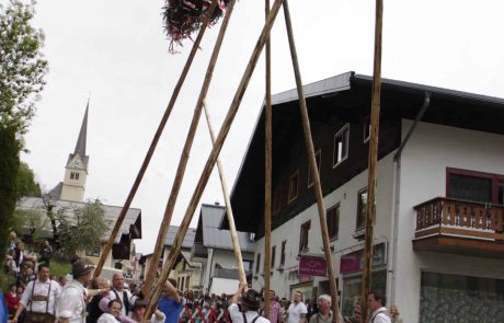 Festliche Maibaumaufstellung in Taxenbach mit Tradition und Gemeinschaft.